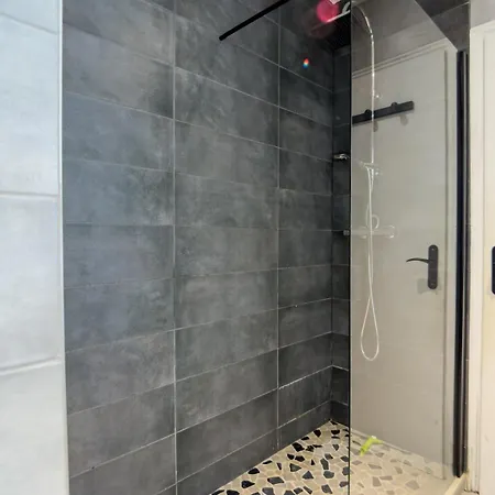 Parking Privé En Résidence - - 3 Lits 180, 160, 140 Cm *