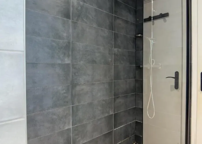 Parking Prive En - - 3 Lits 180, 160, 140 Cm *